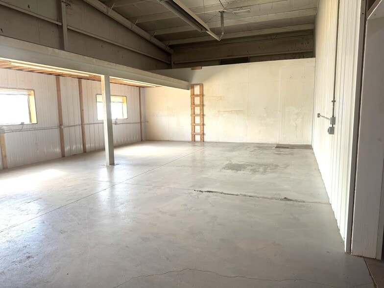 More Photos Of 1015 W Woodside St, Mcpherson Industrial For Sale