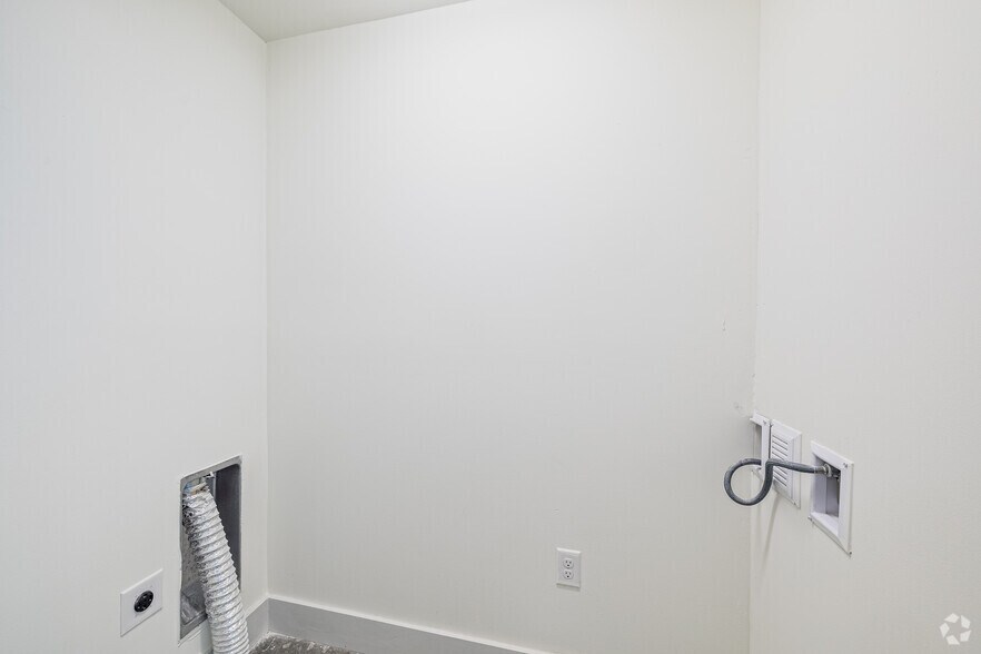 More Photos Of 120 Perry St, Petersburg Apartments For Lease