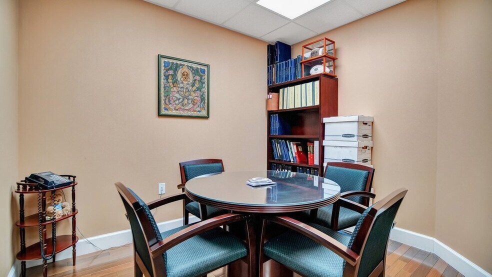 More Photos Of 260 Lookout Pl, Maitland Medical For Sale