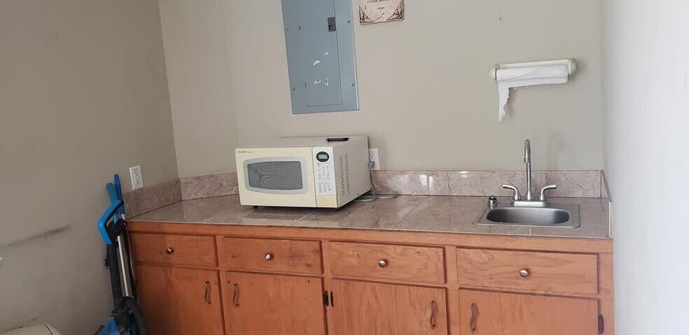 More Photos Of 616 S Broadway St, Mccomb Freestanding For Sale