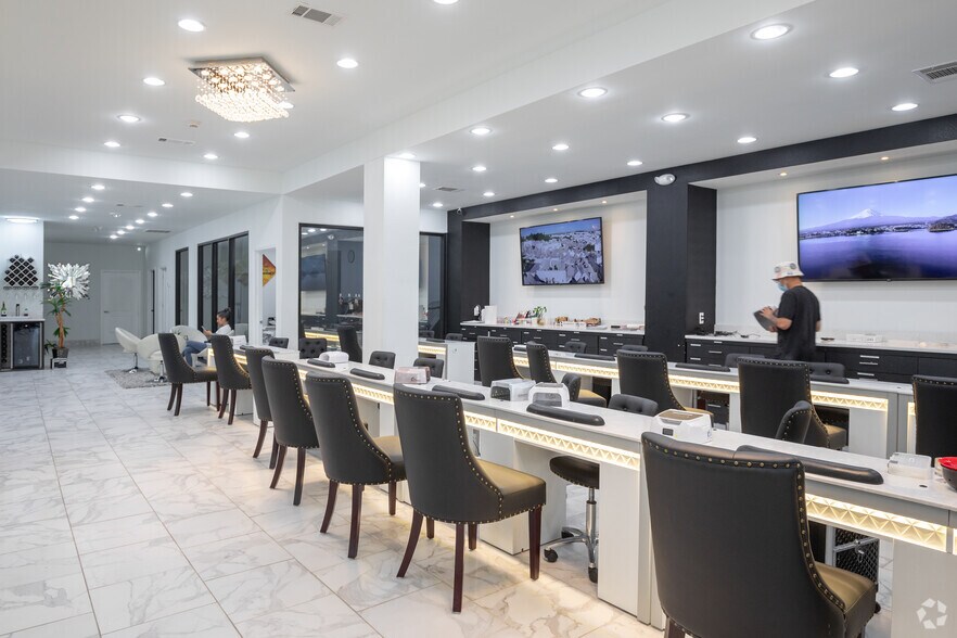 More Photos Of 2285 Peachtree Rd NE, Atlanta Apartments For Lease