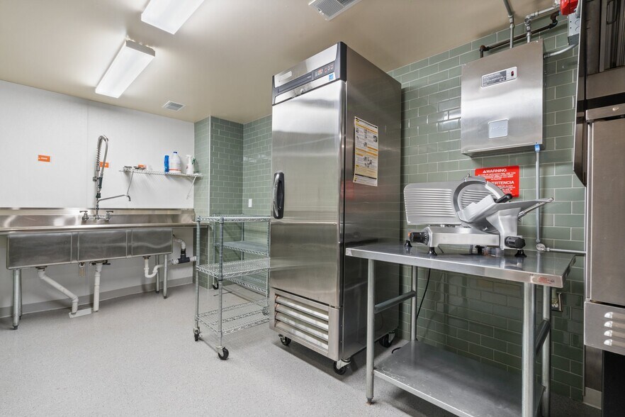 More Photos Of 915 S Clinton St, Stockbridge Restaurant For Sale