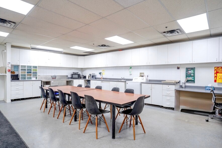 More Photos Of 1146 Aerowood Dr, Mississauga Warehouse For Sale