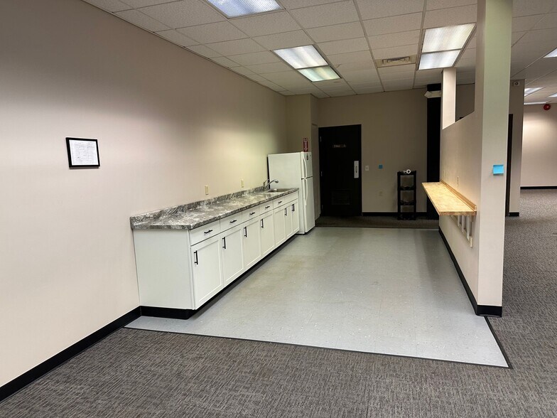 More Photos Of 2351 Whirlpool St, Niagara Falls Office For Lease