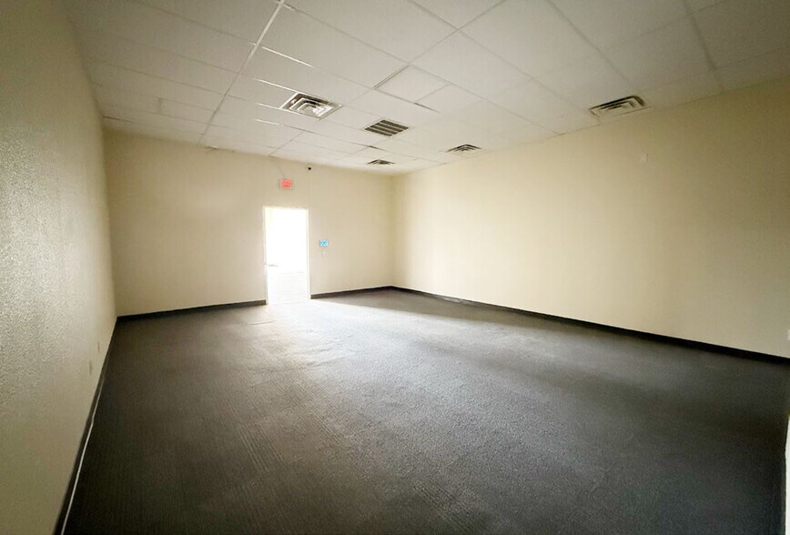 More Photos Of 333 Montano Rd NW, Albuquerque Freestanding For Lease