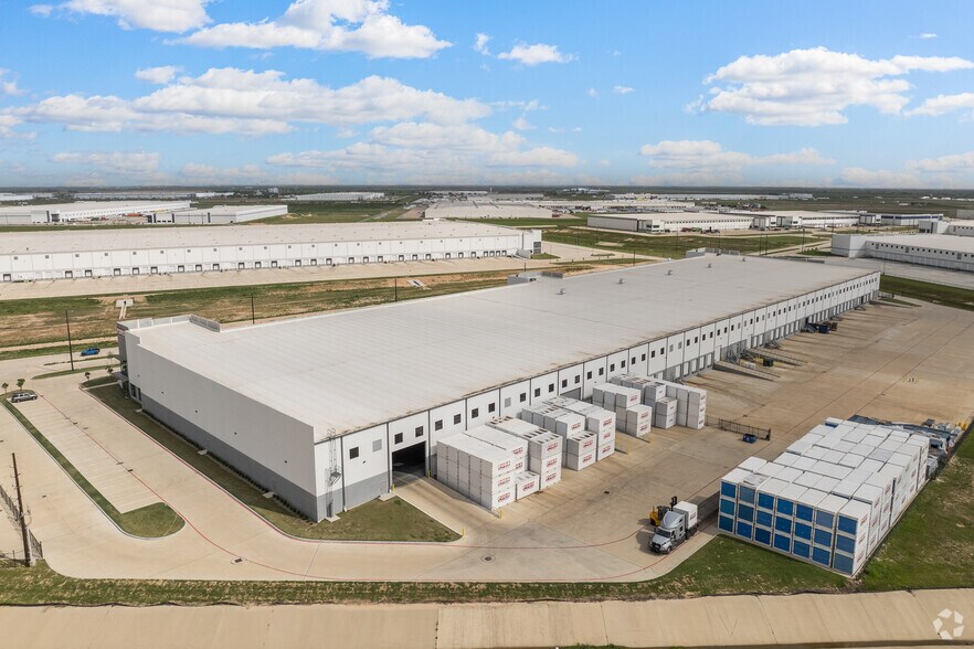 More Photos Of 31067 Kingsland Blvd, Brookshire Distribution For Lease