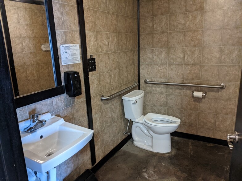More Photos Of 108 Ross St, Molalla General Retail For Lease