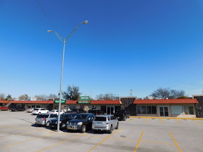 More Photos Of 1901-1921 NW Sheridan Rd, Lawton Restaurant For Sale