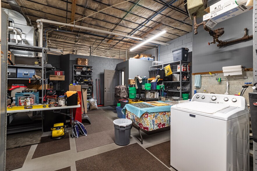 More Photos Of 1613 Chase St, La Crosse Showroom For Sale