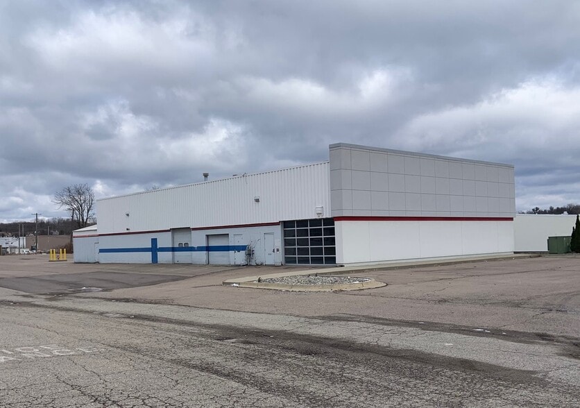 More Photos Of 35080 Grand River Ave, Farmington Auto Dealership For Lease