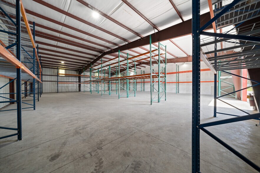 More Photos Of 3073 NE 37th Pl, Wildwood Warehouse For Lease