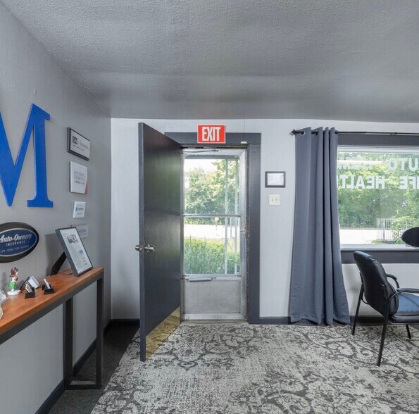 More Photos Of 1722 N Gregg Ave, Fayetteville Office For Sale