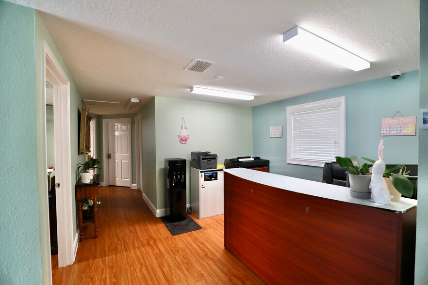 More Photos Of 18824 County Line Rd, Spring Hill Office For Lease