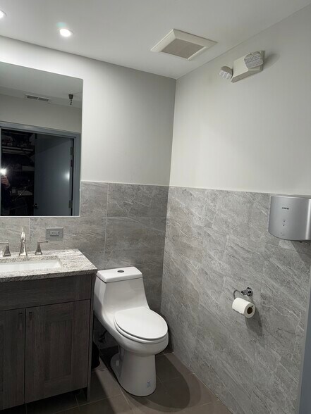 More Photos Of 700-750 Bonnie Ln, Elk Grove Village Industrial For Sale