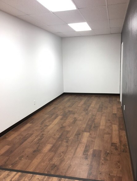 More Photos Of 2006 50th St, Lubbock Flex For Lease