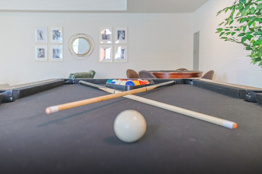 More Photos Of 10555 Bloomfield St, Toluca Lake Apartments For Sale