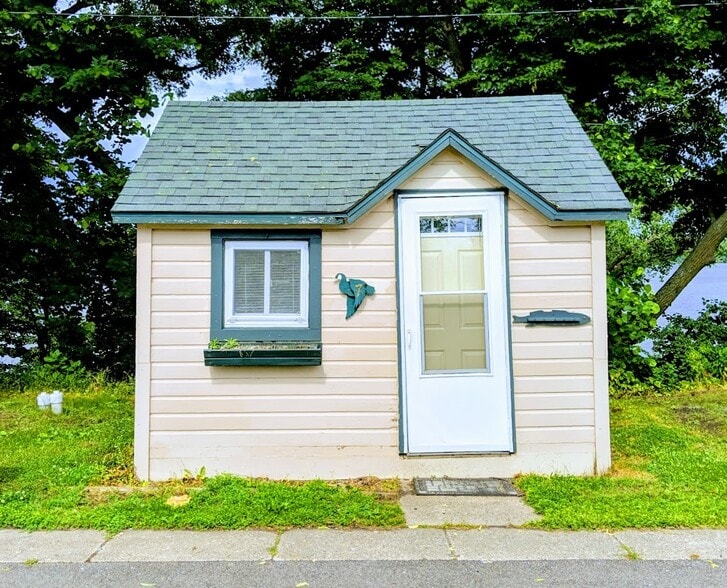 More Photos Of 2410 Albion Ave, Fairmont Hospitality For Sale