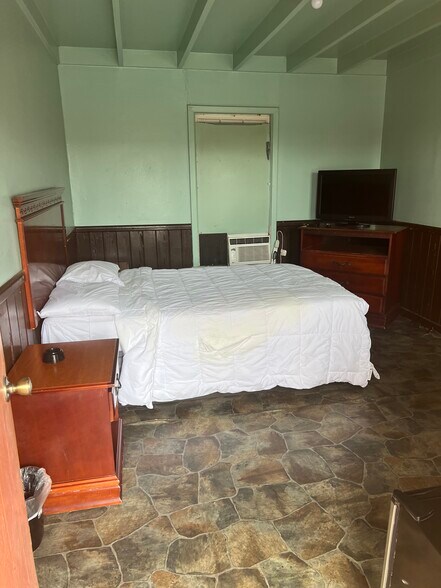 More Photos Of 1604 N University Ave, Lafayette Hotel For Sale