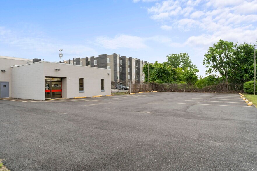 More Photos Of 1001 E 4th St, Richmond Showroom For Lease