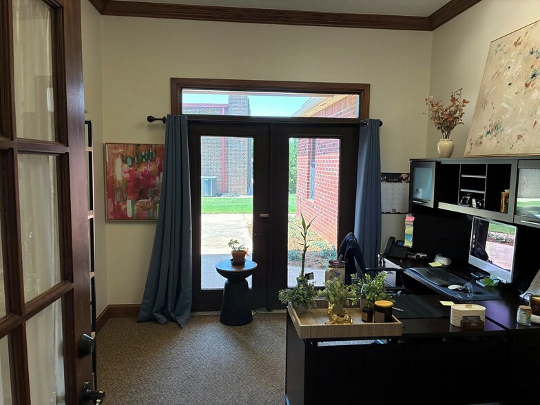 More Photos Of 1425 S Fretz Ave, Edmond Office For Sale
