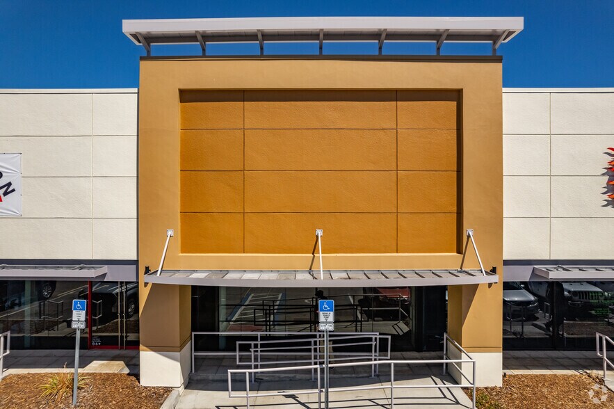 More Photos Of 11551 University Blvd, Orlando General Retail For Lease
