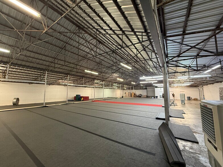 More Photos Of 109 Industrial Blvd, Austin Warehouse For Lease