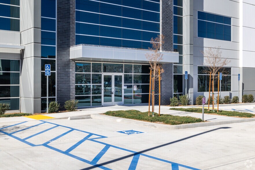More Photos Of 4742 Redlands Ave, Perris Warehouse For Lease