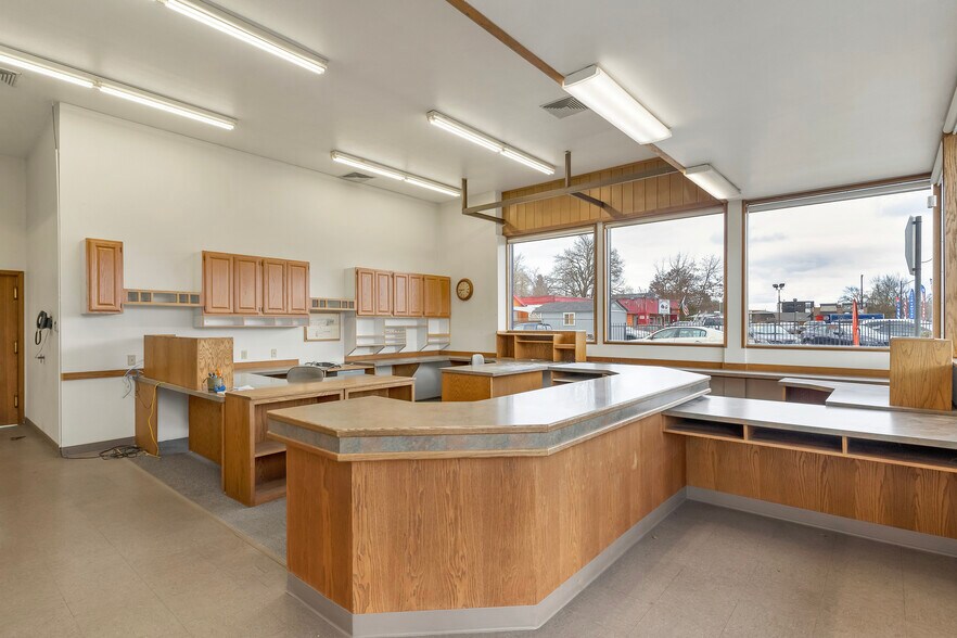 More Photos Of 2195 Fairgrounds Rd NE, Salem Freestanding For Lease