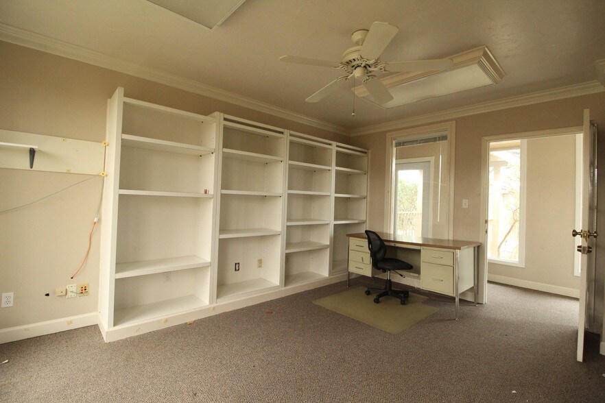 More Photos Of 13170 Pond Springs Rd, Austin Auto Repair For Sale