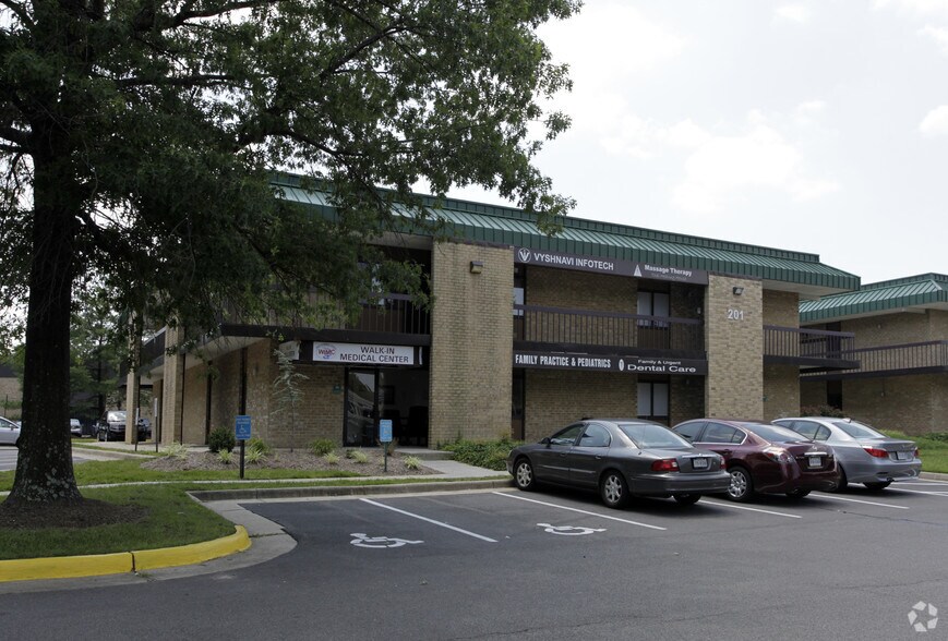 More Photos Of 201-203 Elden St, Herndon Unknown For Lease