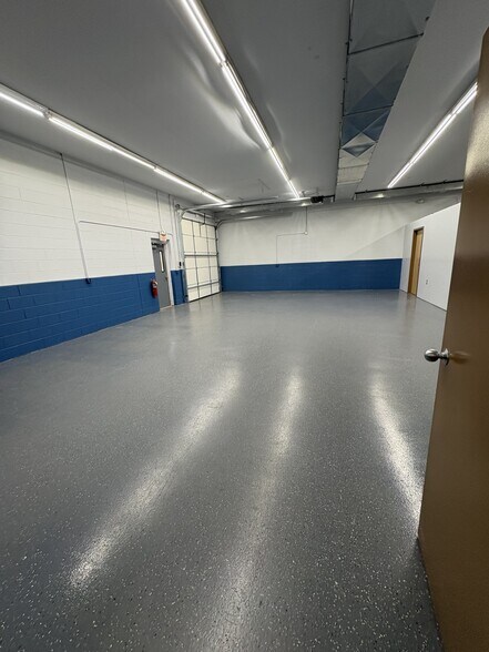 More Photos Of 867-887 Grand Oaks Dr, Howell Warehouse For Lease