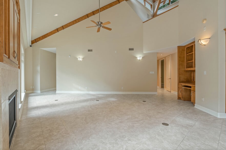 More Photos Of 16621 Hereford Dr, Tomball Flex For Sale