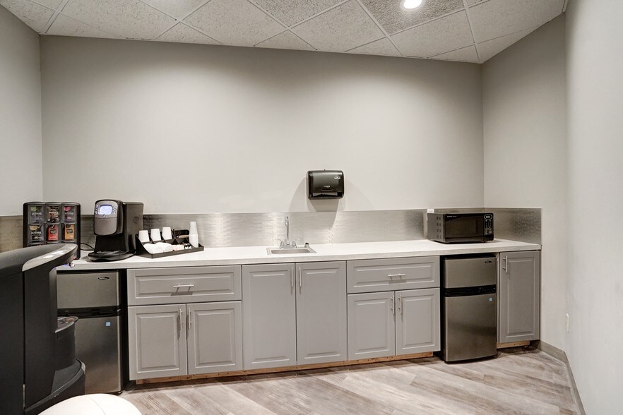 More Photos Of 1200 NW South Outer Rd, Blue Springs Office For Lease