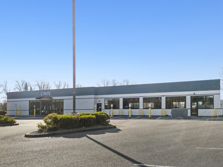 More Photos Of 499 Valley River Ctr, Eugene Health Club For Sale