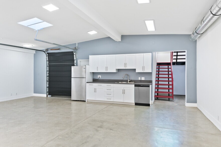 More Photos Of 1020 Pico Blvd, Santa Monica Storefront Retail Office For Lease