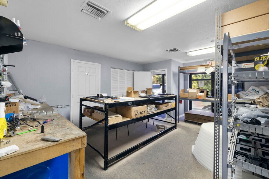More Photos Of 12165 Metro Pky, Fort Myers Light Manufacturing For Lease