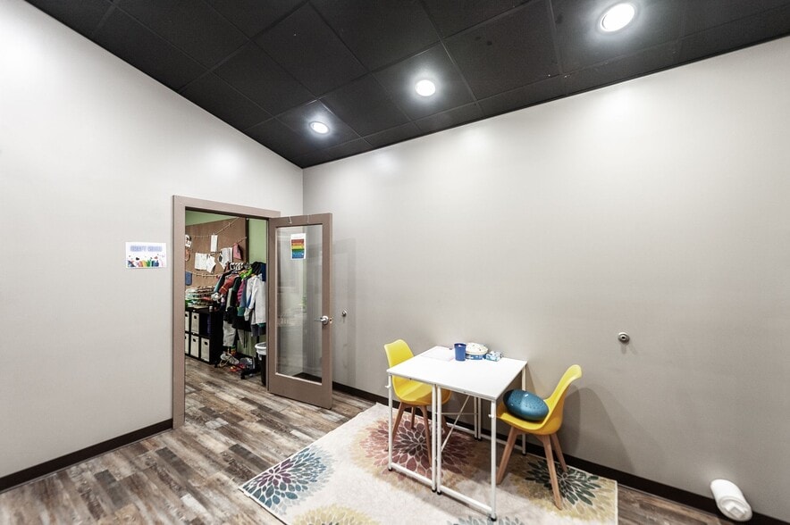 More Photos Of 20 Executive Park Dr, Hendersonville Loft Creative Space For Sale