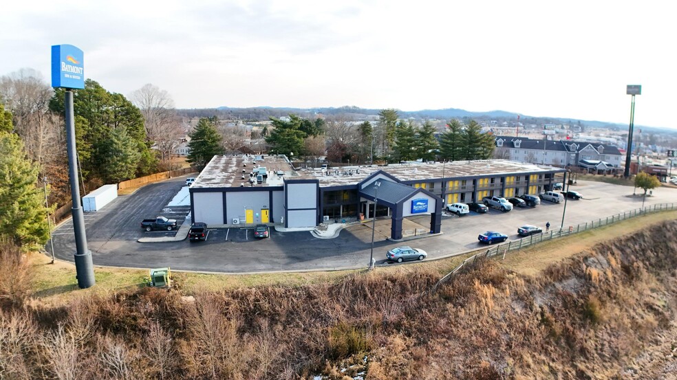 More Photos Of 2075 Highway 192 W, London Hotel For Sale