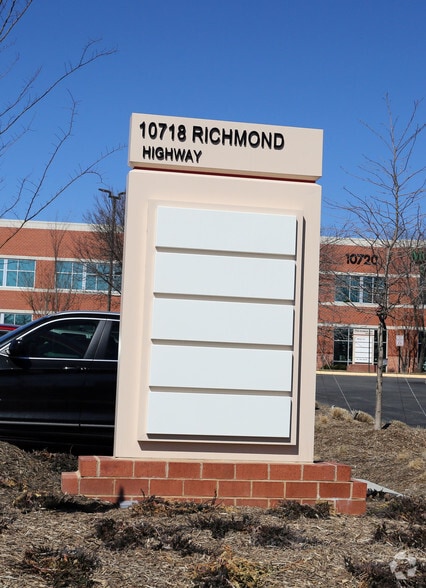 More Photos Of 10718 Richmond Hwy, Lorton Office For Lease