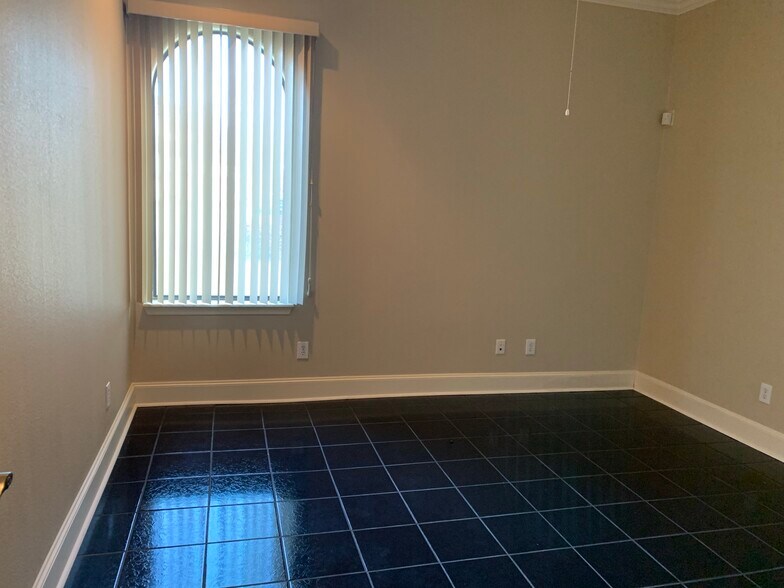 More Photos Of 13644 Breton Ridge St, Houston Medical For Sale