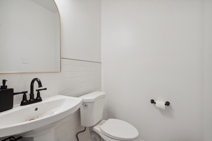 More Photos Of 253 Sea Cliff Ave, Sea Cliff Storefront Retail Residential For Sale