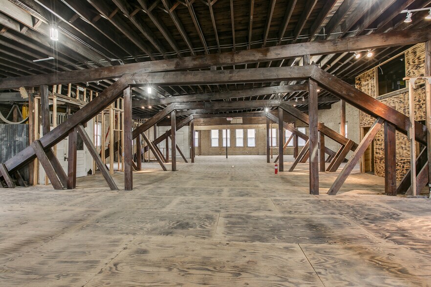 More Photos Of 444 Wacouta St, Saint Paul Showroom For Sale