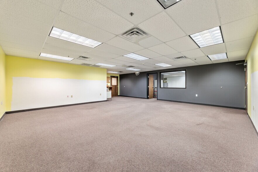 More Photos Of 940 N I-35 E, Lancaster Auto Dealership For Lease