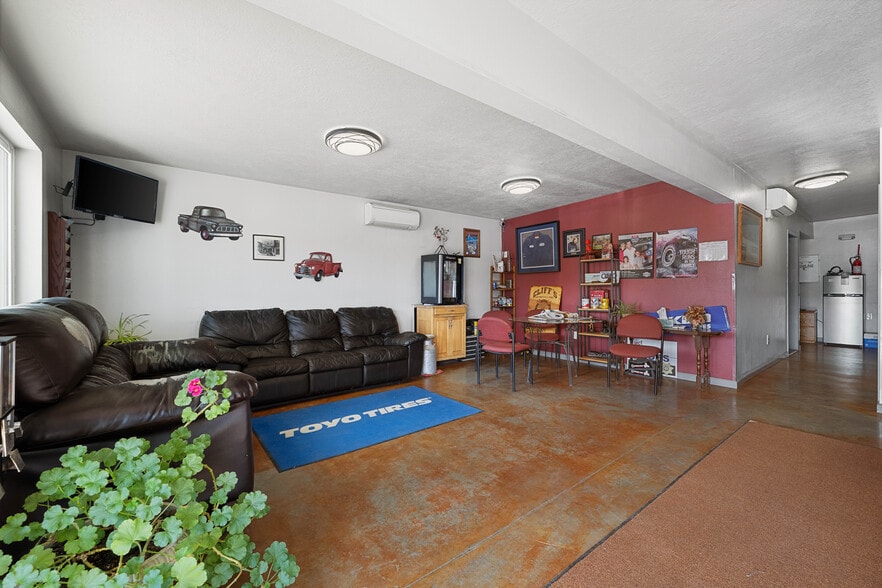 More Photos Of 402 N Pyfer St, Whitehall Office For Sale