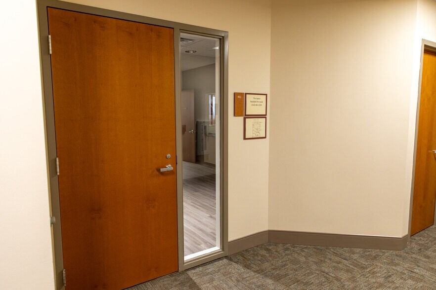 More Photos Of 16909 Lakeside Hills Ct, Omaha Medical For Lease