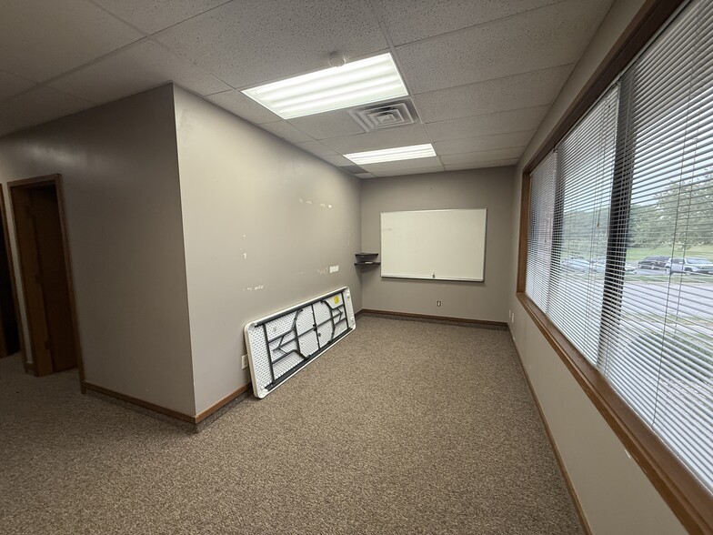 More Photos Of 1980-1986 NW Copper Oaks Cir, Blue Springs Office For Sale