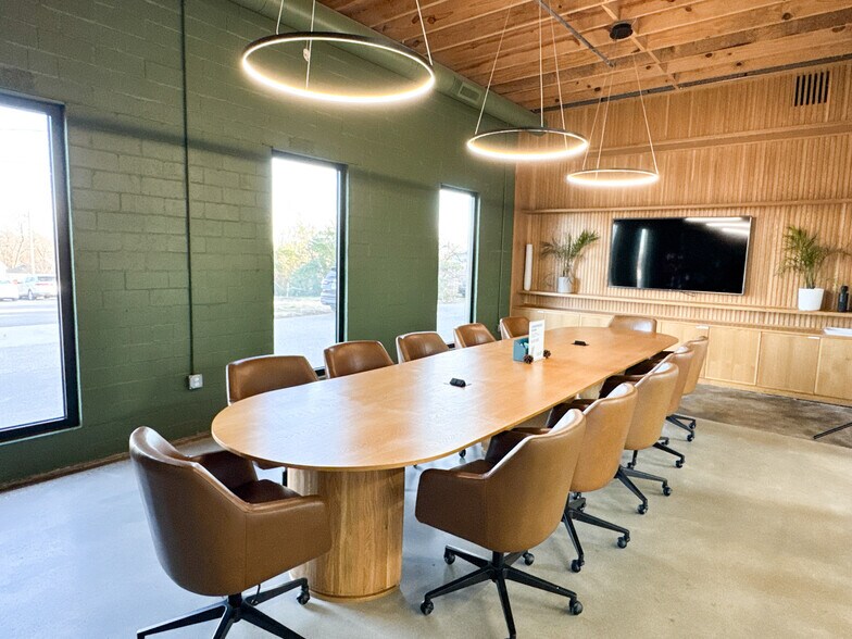More Photos Of 600 S 1st St, Rogers Warehouse For Lease