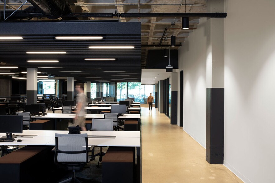 More Photos Of 2625 Townsgate Rd, Westlake Village Office For Lease