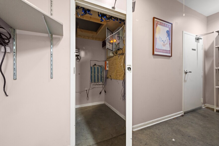 More Photos Of 106 Abigayles Row, Scott Warehouse For Sale
