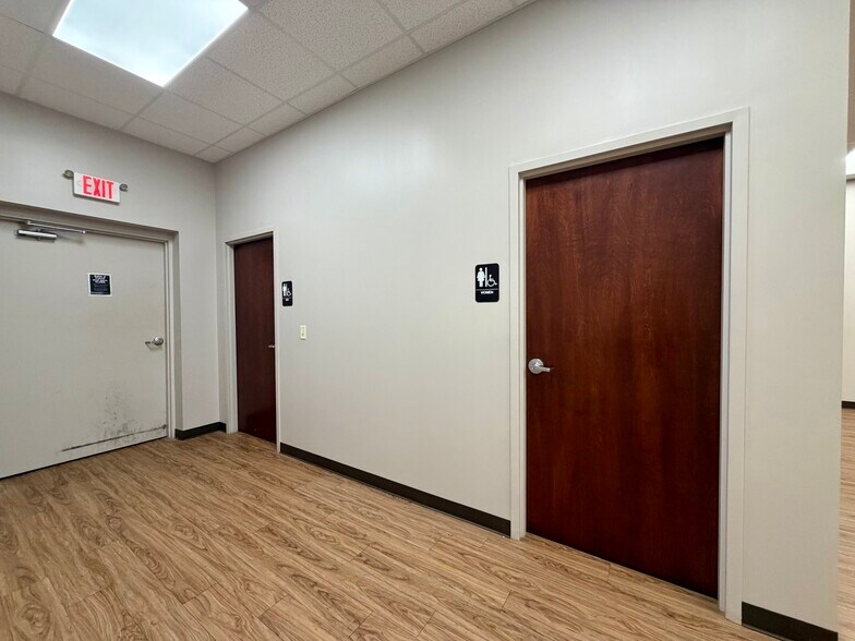 More Photos Of 2688 DeKalb Ave, Sycamore Freestanding For Lease